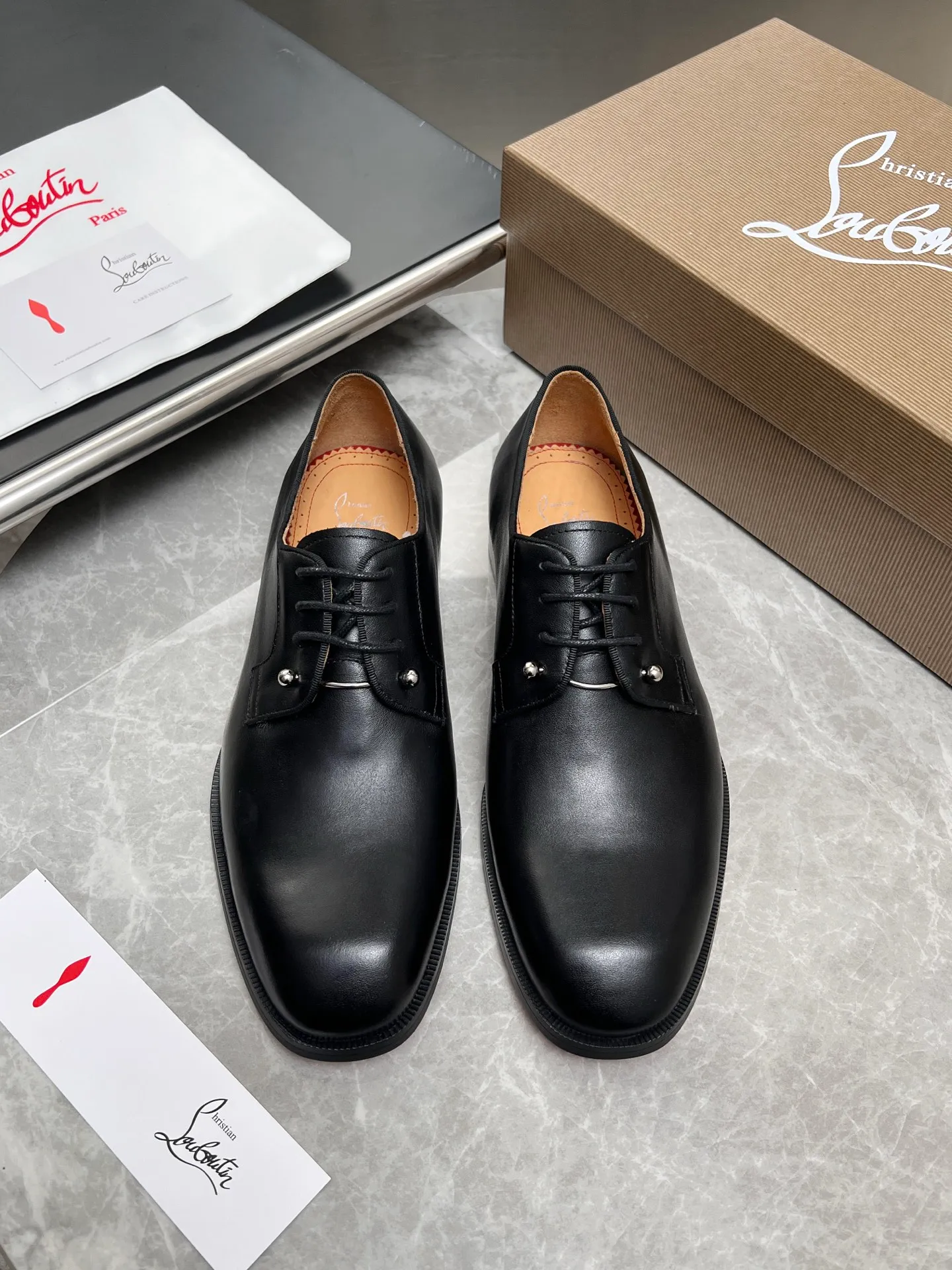 [CL red sole] Top P: 900💰 Number of yards: 39~44 (38.4546. Customized, non-refundable) CL new men's formal shoes Loaf leather shoes Christia* Loubouti* red sole shoes The red sole is luxurious and elegant, reshaping the style boundary of casual formal wear. It is extremely innovative in material selection, and creates a rich visual and tactile experience through the collision of different materials! Made of top-grade calfskin/glossy patent leather/spliced ​​technical fabric in contrasting colors. The upper is stitched by hand with fine and even stitching. It is based on the square-toe loafer shoe shape, with neat and elegant lines, which fits the toughness of men's wear. The upper is embellished with metal rivets, injecting individual details into classic loafers, breaking the mediocrity of casual shoes, and giving a concrete expression of "low-key luxury". From the original color/red cowhide lining inside the shoe to the instantly recognizable red sole, the "red sole" is not only the brand's visual identity, but also a "luxury codeword" when walking. The red sole exposed inadvertently conveys taste and identity instantly. From the innovative splicing of materials, to the personalized fusion of design, to the ingenious inheritance of craftsmanship, the Christian Louboutin men's loafer series is not only a pair of casual shoes, but also a "yuppie style" dressing weapon for men. Whether it is a casual business meeting or a casual look for daily travel, it can help you become a unique and stylish man in every occasion with its "red Loaf" attitude.